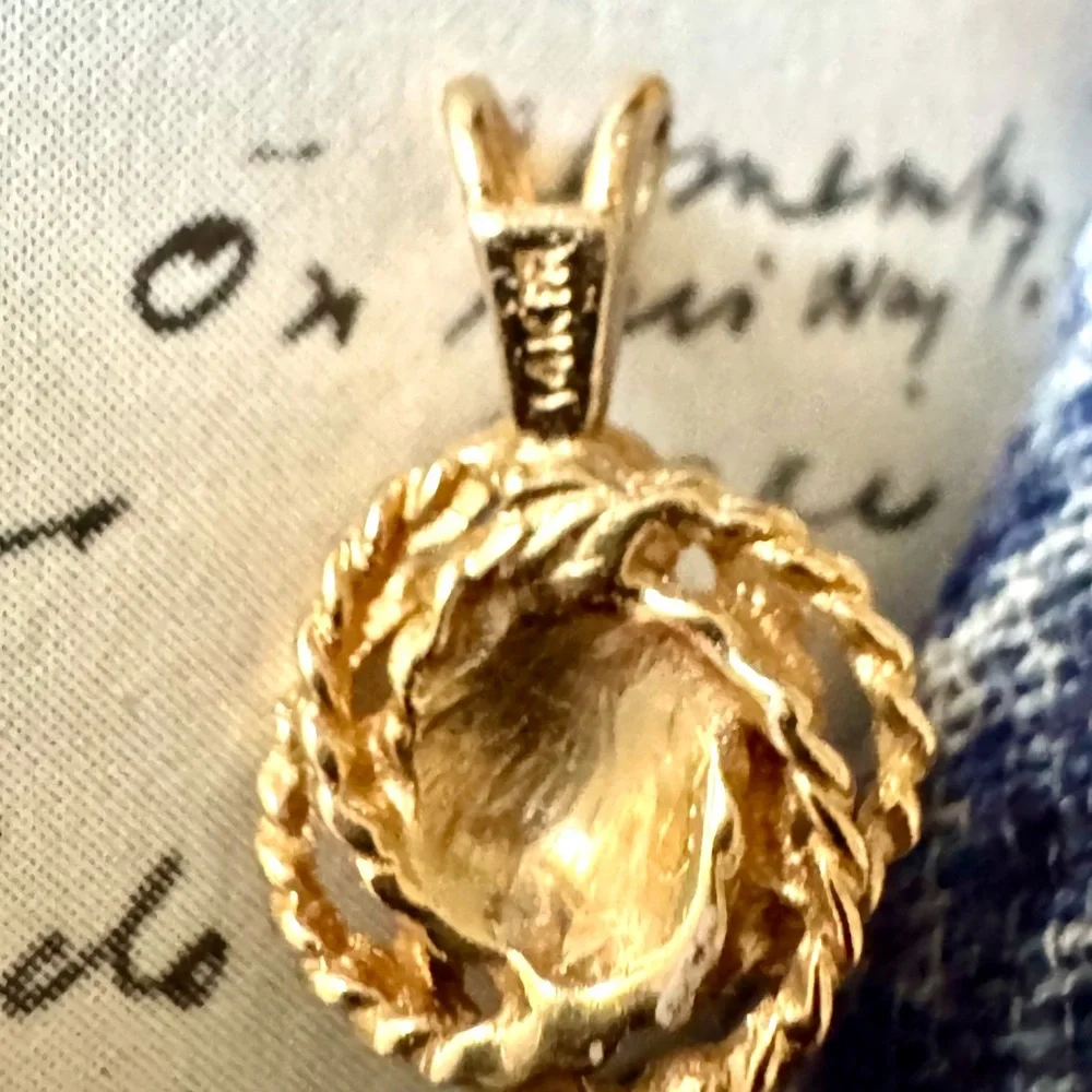 Luminous pearl and 14k solid yellow gold pendant - Picture 3 of 5